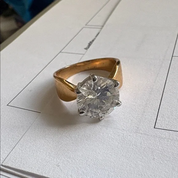 EUC Round Brilliant Cut Soltaire Diamond-Toned Thick Gold Band Ring - Picture 4 of 11